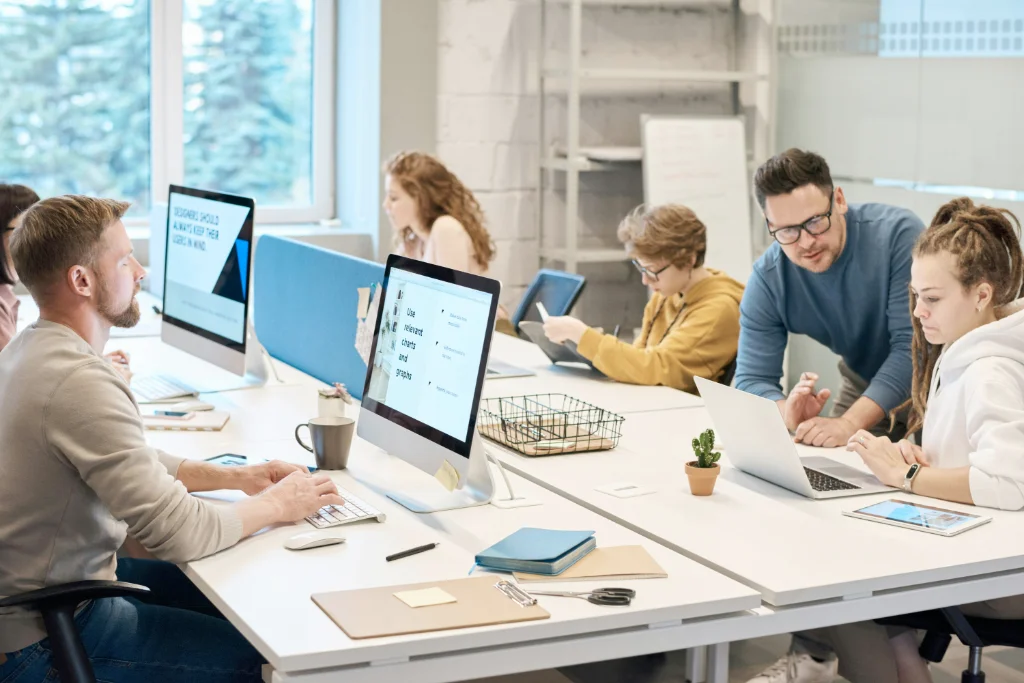 Illustration für UX/UI Design Ausbildung mit Fokus auf Nutzerführung und Interface-Elemente
