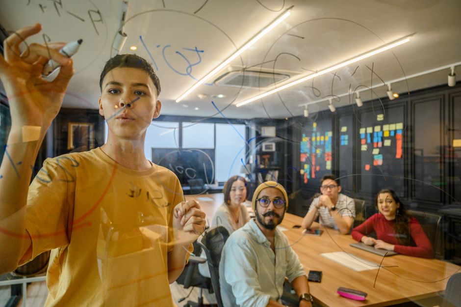 Porträt einer Lehrkraft für Produktdesign mit Fokus auf Zusammenarbeit, Dokumentation und Iterationen